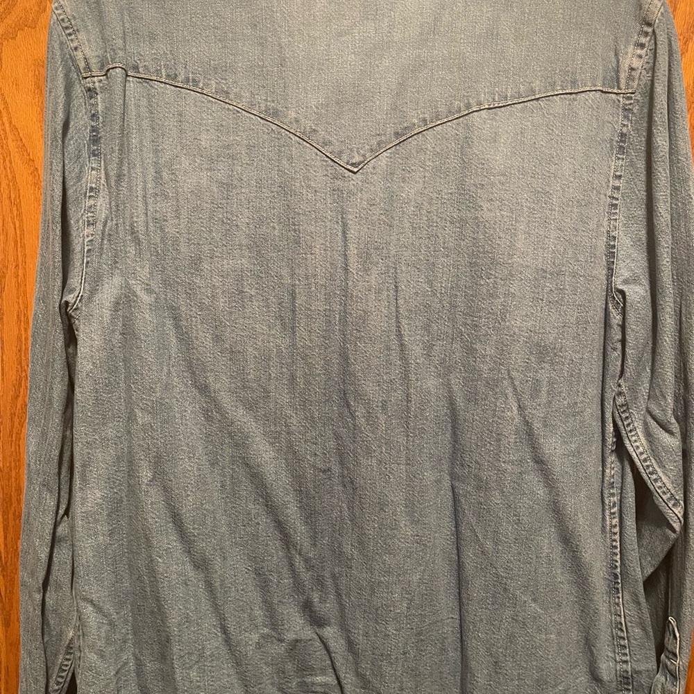 Make an offer!!  MOTHER Light Blue Denim Snap Shirt size Large - Picture 5 of 6